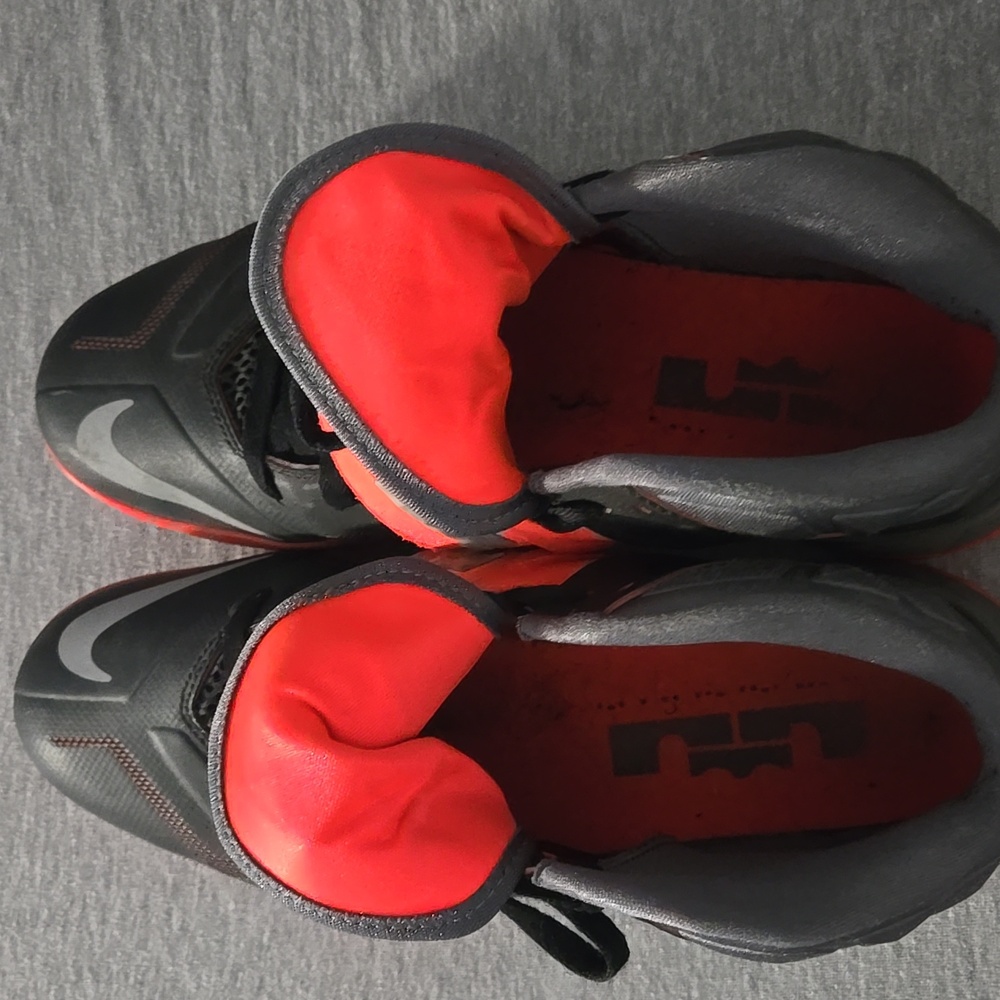 Nike Black and Red Athletic Shoes 10.5 - Picture 5 of 7